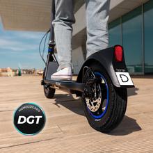 Trottinette électrique connectée Bongo D20 XL d'une puissance maximale de 630 W qui vous permet de surmonter les pentes et de voyager sur n'importe quelle surface. Avec une autonomie allant jusqu'à 20 km. Conforme à toutes les exigences du nouveau code de la route espagnol. Connexion avec l'application mobile