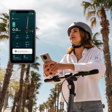 Trottinette électrique connectée Bongo D20 XL d'une puissance maximale de 630 W qui vous permet de surmonter les pentes et de voyager sur n'importe quelle surface. Avec une autonomie allant jusqu'à 20 km. Conforme à toutes les exigences du nouveau code de la route espagnol. Connexion avec l'application mobile
