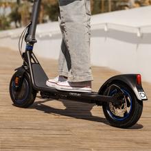 Trottinette électrique connectée Bongo D20 XL d'une puissance maximale de 630 W qui vous permet de surmonter les pentes et de voyager sur n'importe quelle surface. Avec une autonomie allant jusqu'à 20 km. Conforme à toutes les exigences du nouveau code de la route espagnol. Connexion avec l'application mobile