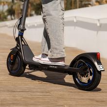 Scooter elétrica Bongo D20 XL Connected com potência máxima de 630 W que permite superar declives e viajar em qualquer superfície. Com autonomia de até 20 km. Cumpre todos os requisitos das novas regras de trânsito espanholas. Conexão com aplicativo móvel