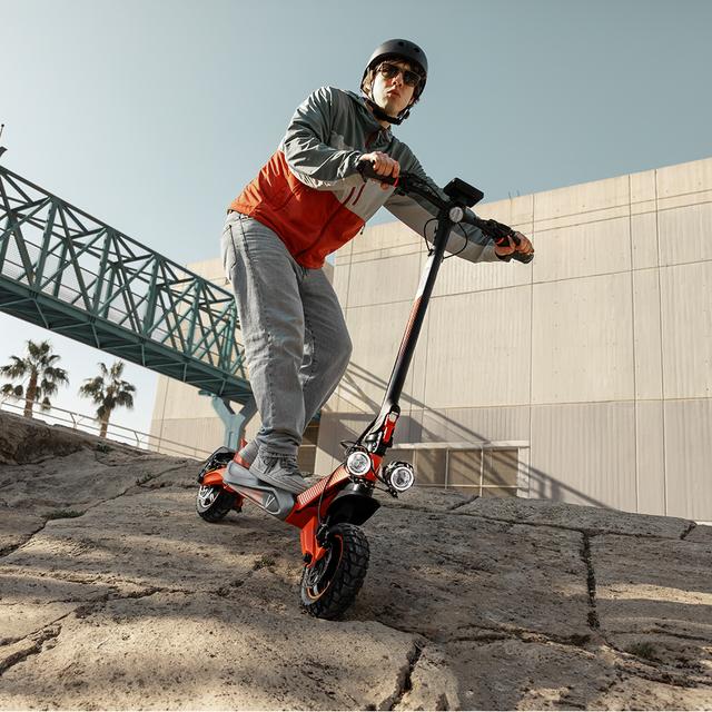 Patinete CECOTEC Bongo V70 Connected circulando en entorno urbano