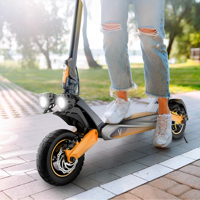 Bongo V70 Connected Patinete eléctrico de alta gama. Con 1500 W de potencia máxima, doble suspensión y una autonomía de hasta 70 km, este patinete está diseñado para ofrecerte una experiencia de conducción superior y cumplir con la normativa española de circulación. Conéctate fácilmente a tu smartphone mediante nuestra app dedicada.