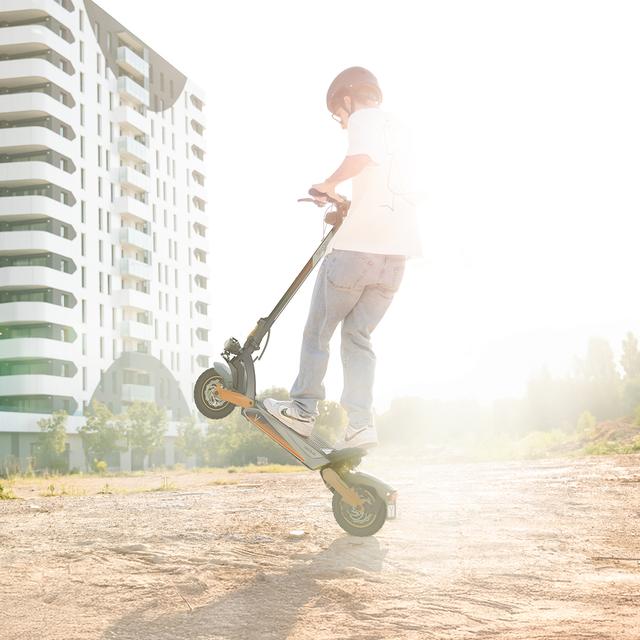 Bongo V70 Connected Patinete eléctrico de alta gama. Con 1500 W de potencia máxima, doble suspensión y una autonomía de hasta 70 km, este patinete está diseñado para ofrecerte una experiencia de conducción superior y cumplir con la normativa española de circulación. Conéctate fácilmente a tu smartphone mediante nuestra app dedicada.