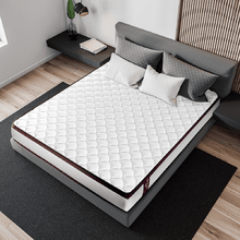 Mehrschichtige Matratze mit Schaumstoffkern und viskoelastischer ViscoSense-Schicht. Höhe 25 cm, DualSystem-Technologie und SoftTouch-Stoff.