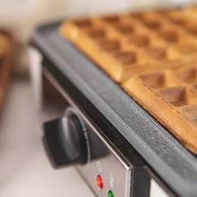 Piastra per waffles Fun Gofrestone 4Inox. 1200 W, acciaio inossidabile, cucina 4 waffle allo stesso tempo, rivestimento antiaderente Rockstone e temperatura regolabile.