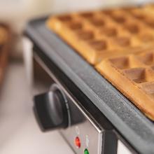 Elektrisches Waffeleisen Fun Gofrestone 4Inox 1200 W, Waffeleisen aus Edelstahl, Herd für 4 Waffeln auf einmal, Rockstone Antihaftbeschichtung und einstellbare Temperatur.