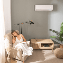 Ar condicionado split AirClima 9000 Multi Indoor Connected 9000 BTU com bomba de calor, controle remoto, tela LED e controle Wi-Fi. Sistema inversor. 5 modos e 8 velocidades. Desumidificação diária de 24 L/dia e área de cobertura de 16 m2. Vazão de ar de 420 m3/h, temporizador de 24 horas, filtro de ar, gás R32, motor DC. Classificação energética A + +/A + e potência de 2600 W para frio e 2610 W para calor.