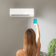 Ar condicionado split AirClima 9000 Multi Indoor Connected 9000 BTU com bomba de calor, controle remoto, tela LED e controle Wi-Fi. Sistema inversor. 5 modos e 8 velocidades. Desumidificação diária de 24 L/dia e área de cobertura de 16 m2. Vazão de ar de 420 m3/h, temporizador de 24 horas, filtro de ar, gás R32, motor DC. Classificação energética A + +/A + e potência de 2600 W para frio e 2610 W para calor.