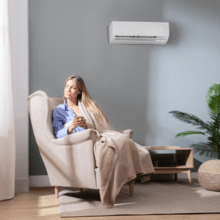Ar condicionado split AirClima 9000 Multi Indoor Connected 9000 BTU com bomba de calor, controle remoto, tela LED e controle Wi-Fi. Sistema inversor. 5 modos e 8 velocidades. Desumidificação diária de 24 L/dia e área de cobertura de 16 m2. Vazão de ar de 420 m3/h, temporizador de 24 horas, filtro de ar, gás R32, motor DC. Classificação energética A + +/A + e potência de 2600 W para frio e 2610 W para calor.