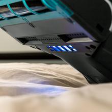 Conga 7000 Mattress Aspirador de colchones y tapicerías con 700 W de potencia y 12 kPa de poder de succión. Incluye luz ultravioleta UV-C que acaba hasta con el 99,9 % de los alérgenos. Tecnología con cepillo motorizado que ayuda a eliminar los ácaros de los colchones y tecnología de aire caliente que desinfecta.