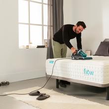 Conga 7000 Matelas Aspirateur pour matelas et tissus d'ameublement d'une puissance de 700 W et d'une puissance d'aspiration de 12 kPa. Inclut une lumière ultraviolette UV-C qui élimine jusqu'à 99,9 % des allergènes. La technologie de la brosse motorisée aide à éliminer les acariens des matelas et la technologie de l'air chaud désinfecte.