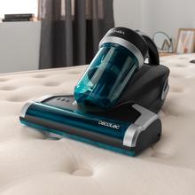 Conga 7000 Matelas Aspirateur pour matelas et tissus d'ameublement d'une puissance de 700 W et d'une puissance d'aspiration de 12 kPa. Inclut une lumière ultraviolette UV-C qui élimine jusqu'à 99,9 % des allergènes. La technologie de la brosse motorisée aide à éliminer les acariens des matelas et la technologie de l'air chaud désinfecte.