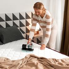 Conga 5000 Mattress Liberty Matratzen- und Polstersauger mit 100 W Leistung. Enthält UV-C-Ultraviolettlicht, das bis 99,9 % der Allergene abtötet. Technologie mit motorisierter Bürste, die hilft, Staubmilben von Matratzen zu entfernen. Laufzeit von 20 Minuten.