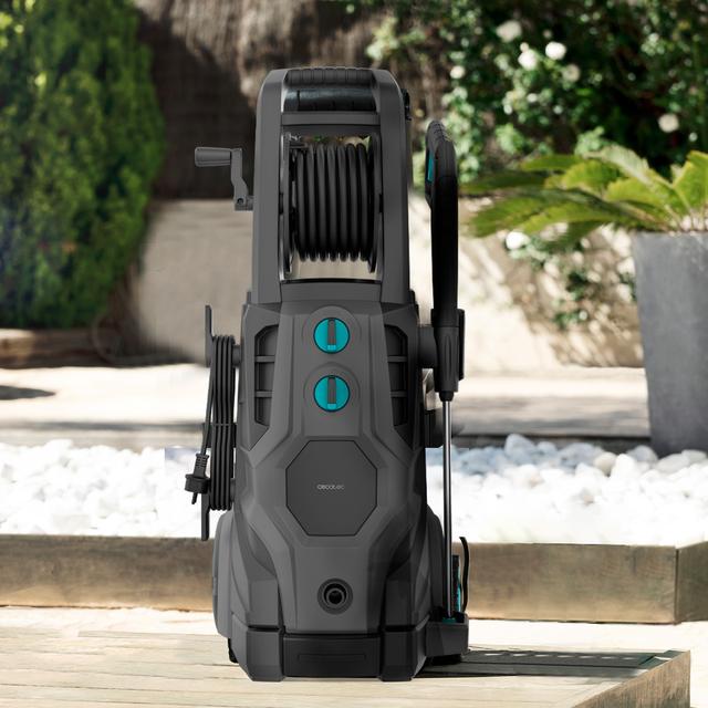 Nettoyeur haute pression HydroBoost 1400 Essential Spécial pour la maison, le jardin ou la voiture. Puissant, efficace et facile à transporter. Puissance maximale de 1400 W. Débit maximal de 426 l/h. 105 bars de pression maximale admise. Pompe en aluminium. Rayon d'action 9 m.