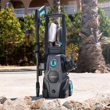 HydroBoost 1600 Car&Garden Hochdruckreiniger Speziell für Haus, Garten oder Auto. Leistungsstark, effizient und leicht zu transportieren. Maximale Leistung 1600 W. Maximale Durchflussmenge 468 l/h. Maximal zulässiger Druck 135 bar. Pumpe aus Aluminium. Aktionsradius 14 m.