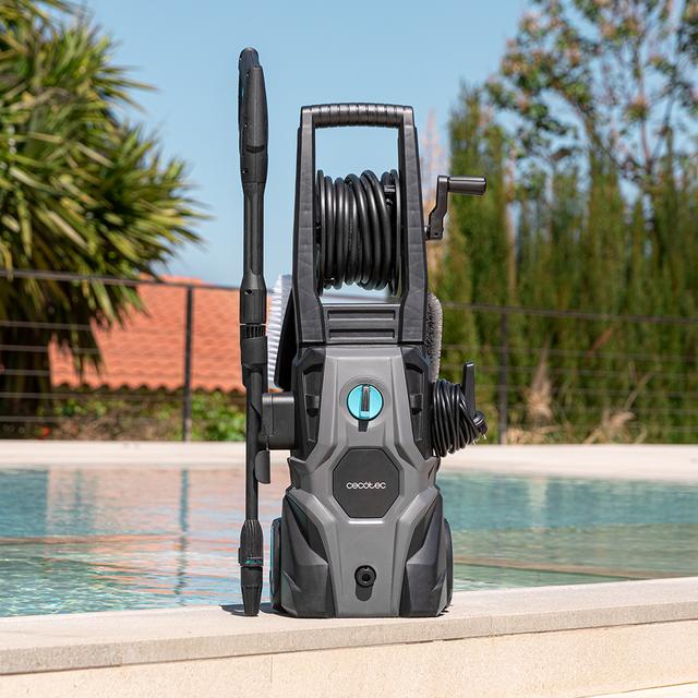 Hidrolimpiadora CECOTEC HydroBoost 2000 Car&Garden Pro junto a piscina