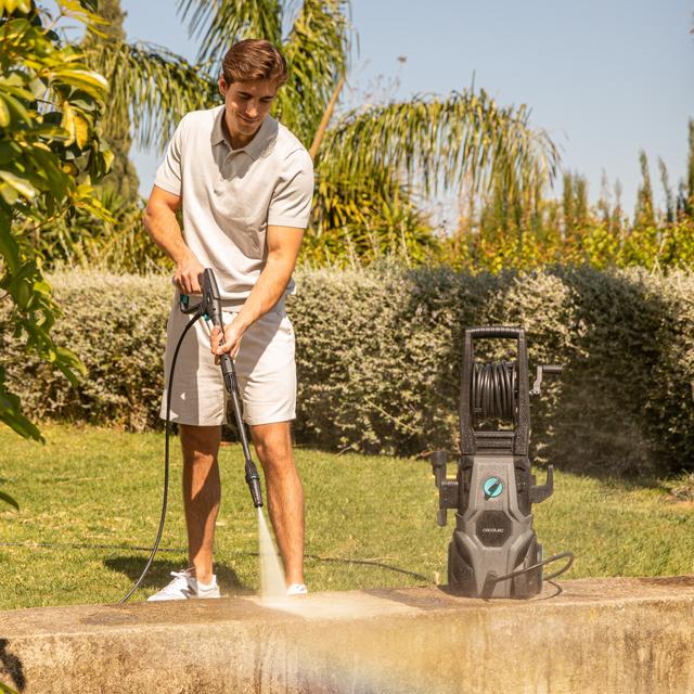 CECOTEC HydroBoost 2000 Car&Garden Pro limpiando suelo exterior de jardín