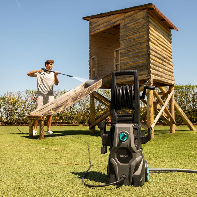 HydroBoost 2000 Car&Garden Pro limpiando estructura de madera exterior