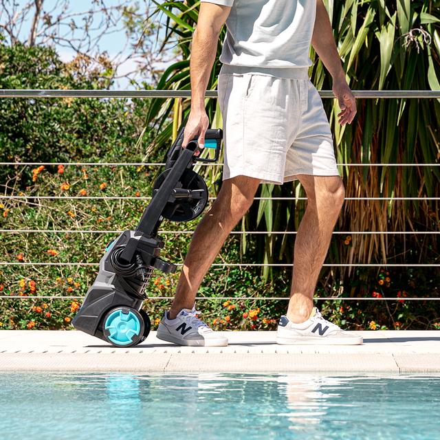 Transporte con ruedas de la hidrolimpiadora CECOTEC HydroBoost 2000 Car&Garden Pro
