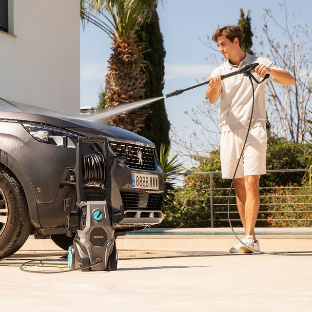 HydroBoost 2000 Car&Garden Pro limpiando coche con lanza de alta presión