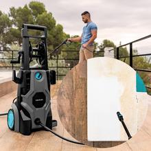 HydroBoost 2400 AdvanceClean Nettoyeur haute pression spécial pour la maison, le jardin ou la voiture. Puissant, efficace et facile à transporter. Puissance maximale de 2400W. Débit maximal de 480 l/h. 180 bars de pression maximale admise. Pompe en aluminium. Rayon d'action 14 m.