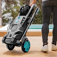 HydroBoost 3200 TotalClean Hochdruckreiniger mit bürstenlosem Motor. Speziell für Haus, Garten oder Auto. Leistungsstark, effektiv und leicht zu transportieren. Maximale Leistung von 3200 W. Maximaler Durchfluss von 540 l/h. 225 bar maximal zulässiger Druck. Aluminiumpumpe. Aktionsradius 14 m.