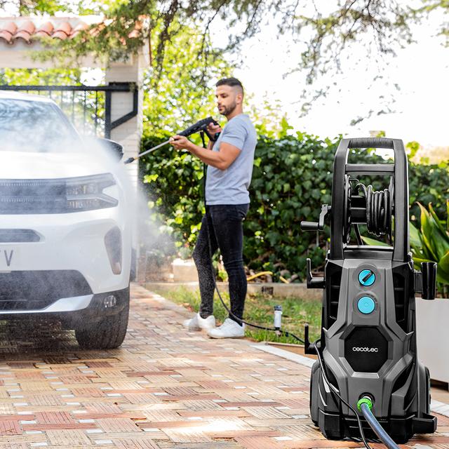 Uso de la hidrolimpiadora Cecotec HydroBoost 3200 TotalClean limpiando un coche