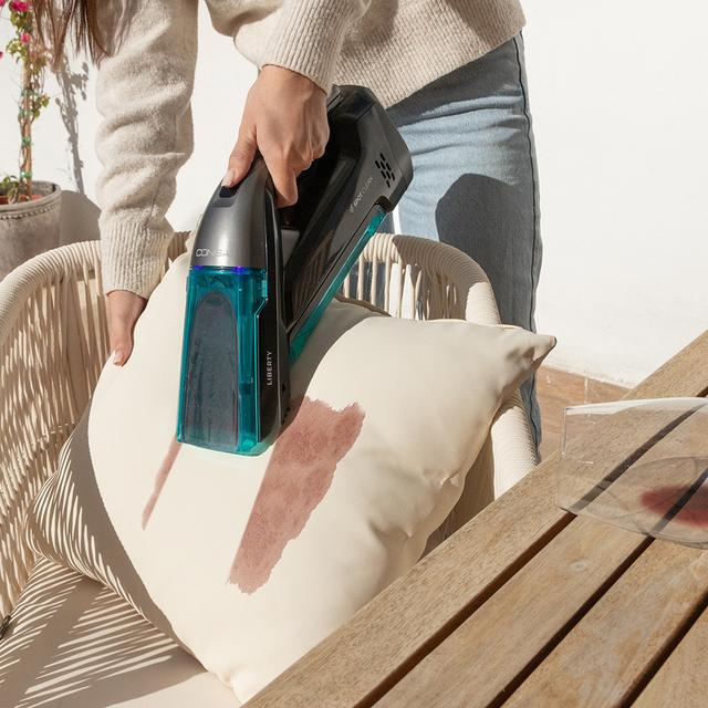 Conga Hand Carpet&Spot Clean 1500 Aspirateur à main pour tapis et tissus d'ameublement avec réservoir d'eau propre et sale séparé, brosse à poils pour éliminer la saleté incrustée et 20 minutes d'autonomie.