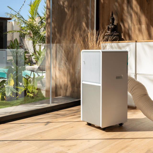 Aire acondicionado portátil Cecotec ForceClima 9150 Style junto a puerta corredera