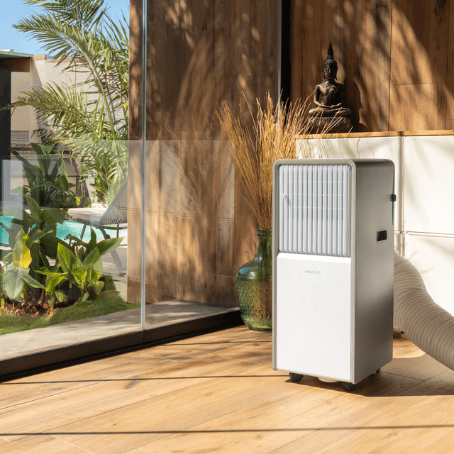 Aire acondicionado portátil CECOTEC ForceClima 12650 Style Heating instalado junto a ventana