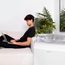 ForceClima 14800 Soundless Heating Connected 14000 BTU tragbare Klimaanlage mit Wärmepumpe und WiFi-Steuerung. Mit Soundless-Technologie, die einen leiseren Betrieb ermöglicht. Es verfügt über eine Fernbedienung zur Steuerung seiner 3 Geschwindigkeiten (niedrig, mittel und hoch) und seiner 5 Modi (Lüfter, Kühlung, Heizung, Entfeuchtung und Nacht), die auch auf dem LED-Bildschirm angezeigt werden können. Es verfügt über einen 24-Stunden-Timer und seine Abdeckungsfläche beträgt 28 m2.