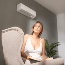 Climatizzatore split AirClima 9000 Smartfresh 9000 BTU con pompa di calore, telecomando e display a LED. Sistema inverter. 5 modalità e 8 velocità. Deumidificazione giornaliera di 24 L/giorno e area di copertura di 16 m2. Portata aria 420 m3/h, timer 24 ore, filtro aria, gas R32, motore DC. Classificazione energetica A++/A+ e potenza di 2600 W per il freddo e 2610 W per il caldo. Compressore da esterno con protezione IPX4.