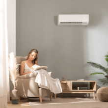 Climatizzatore split AirClima 12000 Smartfresh 12000 BTU con pompa di calore, telecomando e display a LED. Sistema inverter. 5 modalità e 8 velocità. Deumidificazione giornaliera di 28,8 L/giorno e area di copertura di 22 m2. Portata aria 550 m3/h, timer 24 ore, filtro aria, gas R32, motore DC. Classificazione energetica A++/A+ e potenza di 3400 W per il freddo e 3420 W per il caldo. Compressore da esterno con protezione IPX4.