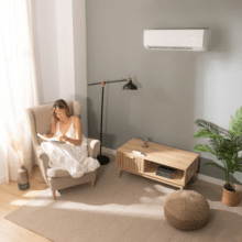 AirClima 12000 Smartfresh Ar condicionado split de 12000 BTU com bomba de calor, controlo remoto e ecrã LED. Sistema Inverter. 5 modos e 8 velocidades Desumidificação díaria de 28,8 L/dia e área de cobertura de 22 m2. Caudal de ar de 550 m3/h, temporizador 24 h, filtro de ar, gás R32, motor DC. Classificação energética A++/A+ e potência de 3400 W para arrefecimento e 3420 W para aquecimento.  Compressor exterior com proteção IPX4