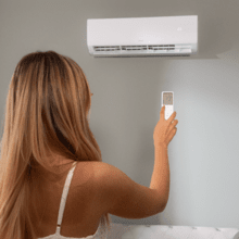 AirClima 18000 Smartfresh Ar condicionado split de 18000 BTU com bomba de calor, controlo remoto e ecrã LED. Sistema Inverter. 5 modos e 8 velocidades Desumidificação díaria de 36 L/dia e área de cobertura de 35 m2. Caudal de ar de 800 m3/h, temporizador 24 h, filtro de ar, gás R32, motor DC. Classificação energética A++/A+ e potência de 5100 W para arrefecimento e 5100 W para aquecimento.  Compressor exterior com proteção IPX4