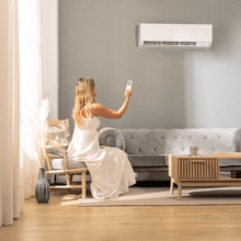 AirClima 18000 Smartfresh Ar condicionado split de 18000 BTU com bomba de calor, controlo remoto e ecrã LED. Sistema Inverter. 5 modos e 8 velocidades Desumidificação díaria de 36 L/dia e área de cobertura de 35 m2. Caudal de ar de 800 m3/h, temporizador 24 h, filtro de ar, gás R32, motor DC. Classificação energética A++/A+ e potência de 5100 W para arrefecimento e 5100 W para aquecimento.  Compressor exterior com proteção IPX4