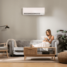 Climatiseur split AirClima 18000 Smartfresh 18000 BTU avec pompe à chaleur, télécommande et affichage LED. Système d'onduleur. 5 modes et 8 vitesses. Déshumidification quotidienne de 36 L/jour et zone de couverture de 35 m2. Débit d'air de 800 m3/h, minuterie 24h, filtre à air, gaz R32, moteur DC. Classe énergétique A++ / A+ et puissance de 5100 W pour le froid et 5100 W pour le chaud. Compresseur extérieur avec protection IPX4.