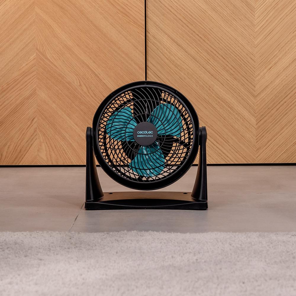 Ventilador Cecotec EnergySilence 900 FloorFlow colocado en suelo