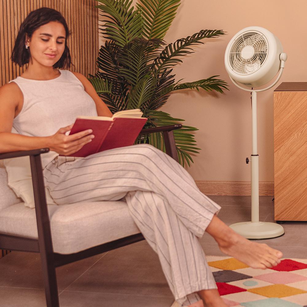 Cecotec EnergySilence 250 ClassicStyle Beige en salón con diseño retro