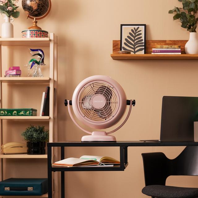 Cecotec EnergySilence 800 RetroDesk Pink colocado sobre escritorio