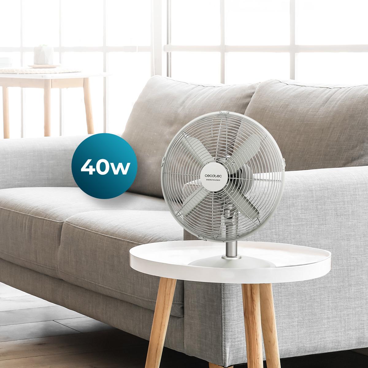 Ventilador Cecotec EnergySilence 620 RetroDesk de 40W colocado sobre mesa en salón