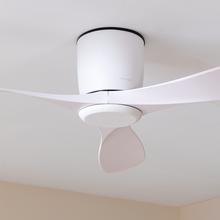 Ventilatore da soffitto EnergySilence Aero 5400 Aqua Connected 40W 52" con telecomando, wifi e telecomando, protezione IP44, 6 velocità, 3 pale, modalità inverno-estate e timer fino a 8 ore.