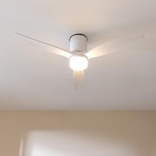 Ventilatore da soffitto EnergySilence Aero 5600 White Aqua Connected 40 W 52” con telecomando, controllo Wi-Fi e telecomando, protezione IP44, 6 velocità, 3 pale, modalità inverno-estate e timer fino a 8 ore.