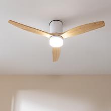 Ventilatore da soffitto EnergySilence Aero 5600 Aqua Connected 40 W 52” con telecomando, controllo Wi-Fi e telecomando, protezione IP44, 6 velocità, 3 pale, modalità inverno-estate e timer fino a 8 ore.