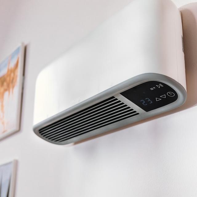 ReadyWarm 2000 Max Box Ceramic Connected Keramik-Badheizkörper mit 2000 W, WLAN-Steuerung und IP22-Schutz.