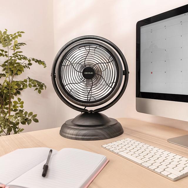 Ventilador Cecotec EnergySilence 1000 RetroDesk Wood sobre mesa de oficina