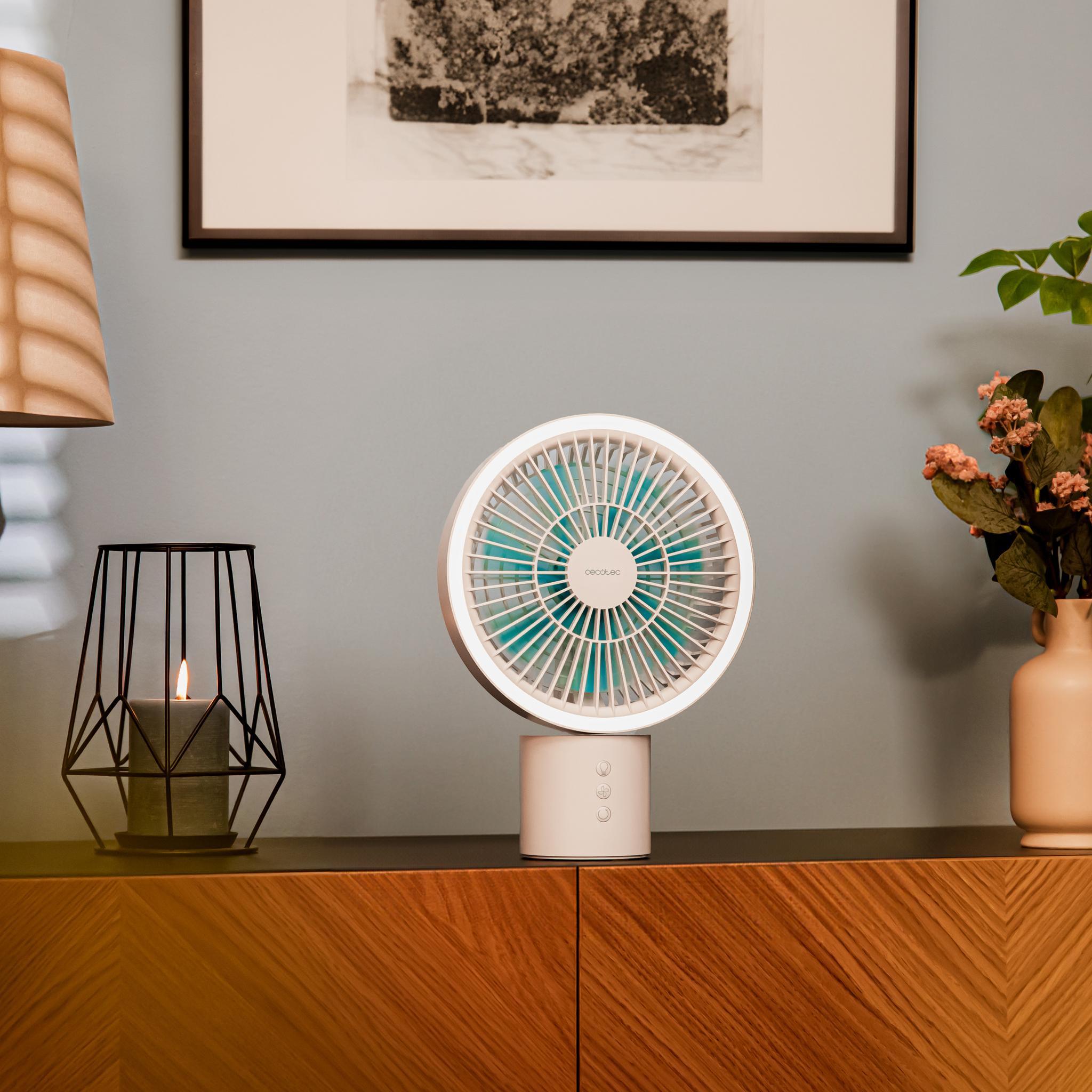 Ventilador Cecotec EnergySilence 8000 Portable Light Desk en mueble de salón