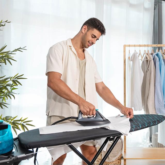 CECOTEC IronHero 3000 Station planchando una camisa