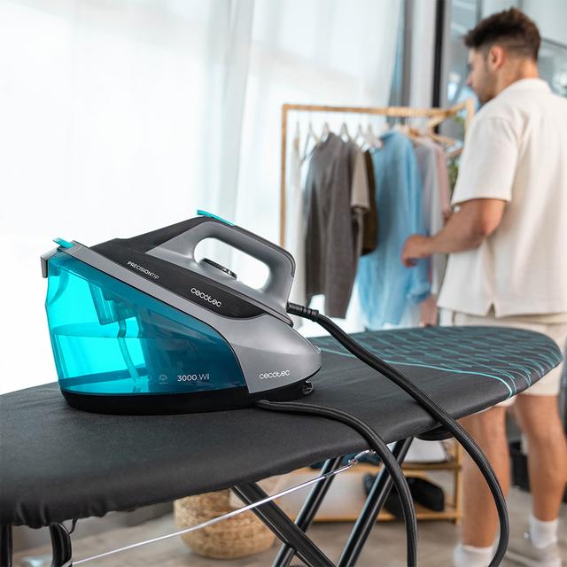 CECOTEC IronHero 3000 Station junto a ropa planchada