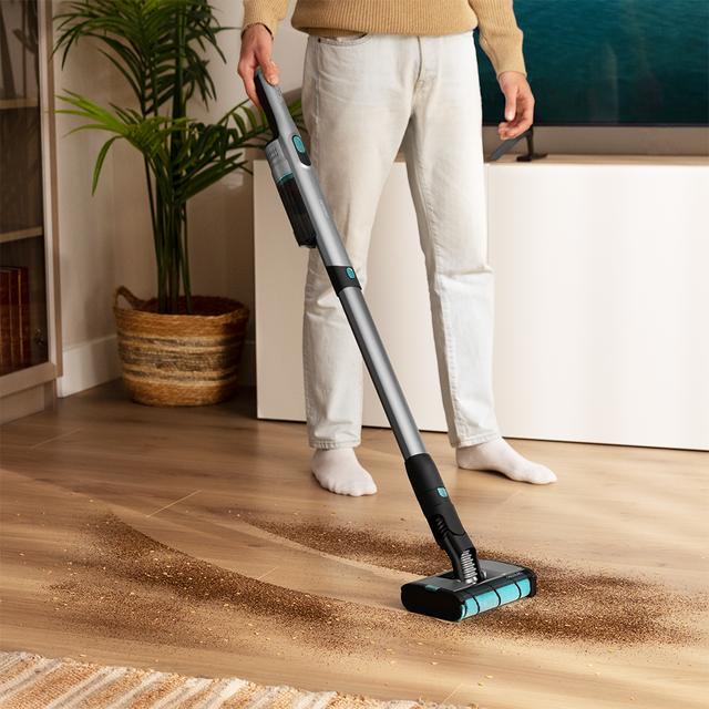 CECOTEC Scoba 2100 Twice aspirando suciedad en suelo duro